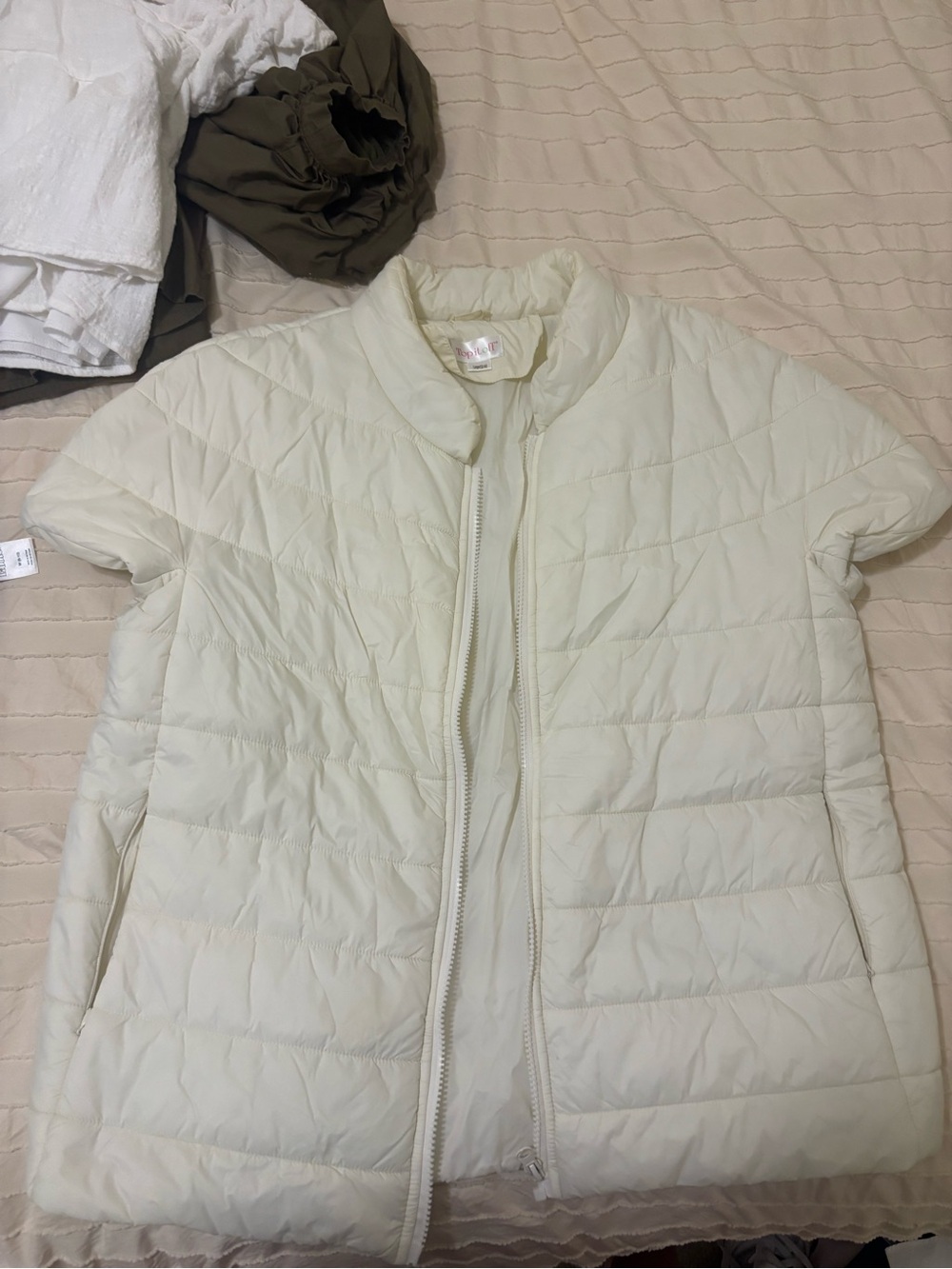 Short-Sleeve Puffer Jacket in Light Cream